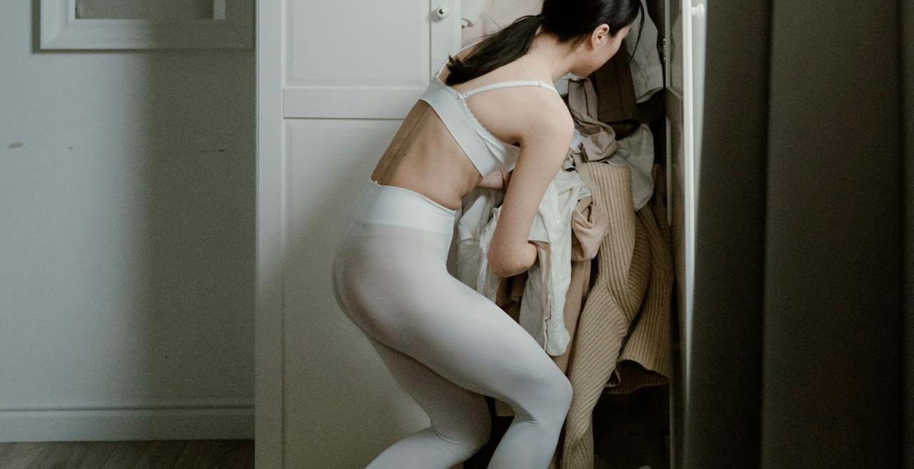 Menej oblečenia, viac štýlu: Prečo plná skriňa nie je výhra