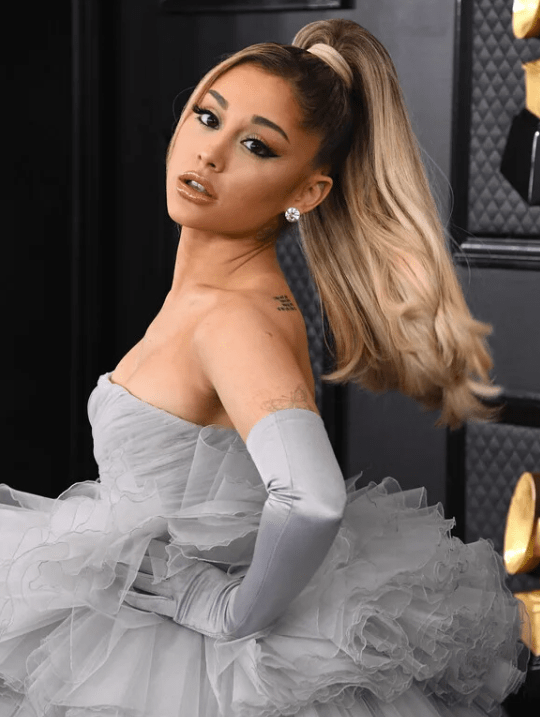 Ariana Grande s vysokým copom, ktorý opticky predlžuje postavu
